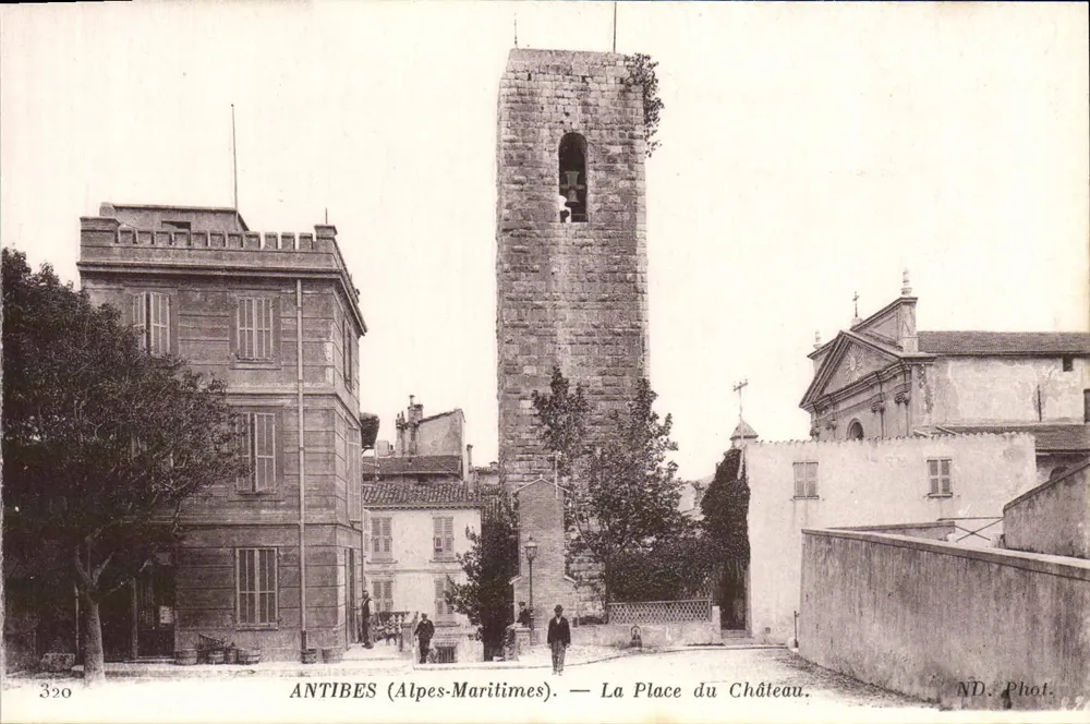 Antibes (Alpes-Maritimes) — A Praça do Castelo — ND. Fot. - Frente