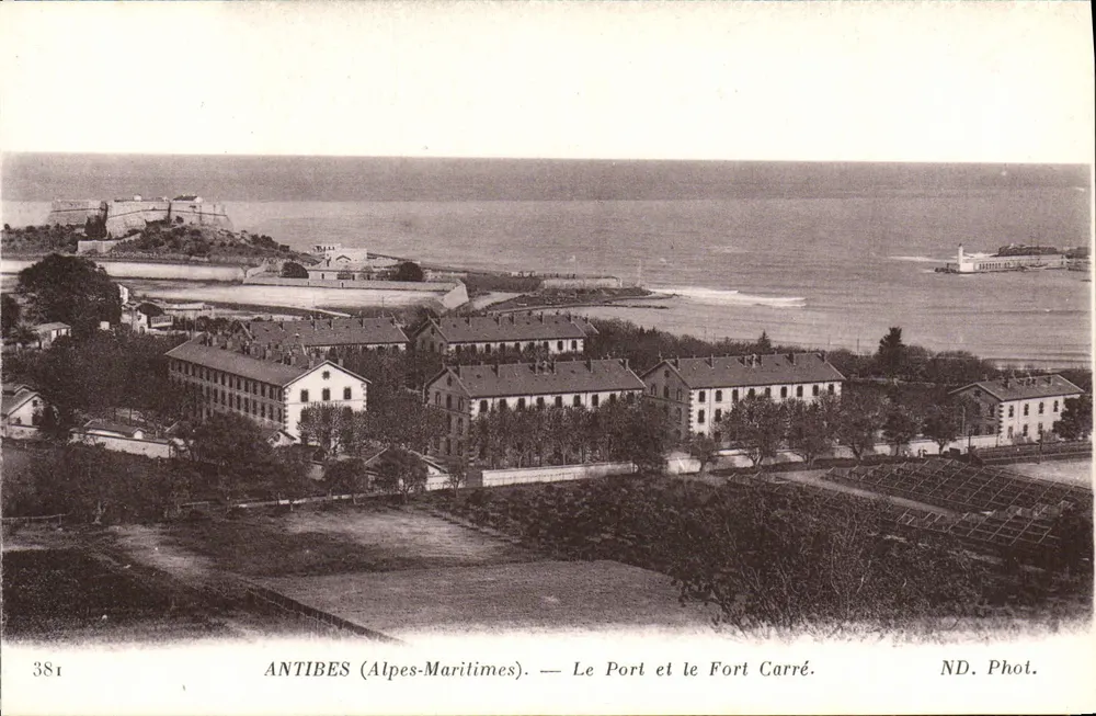 Antibes (Alpes-Maritimes) — Der Hafen und das Fort Carré — ND. Phot. - Vorderseite
