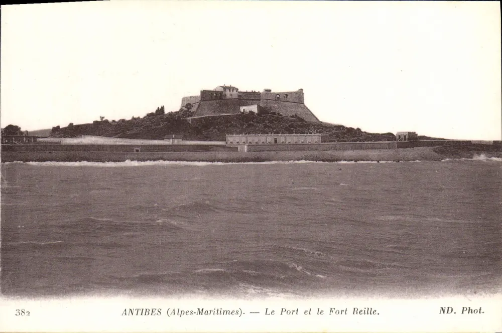 Antibes (Alpes-Maritimes) — Der Hafen und das Fort Reille — ND. Fotografie. - Vorderseite