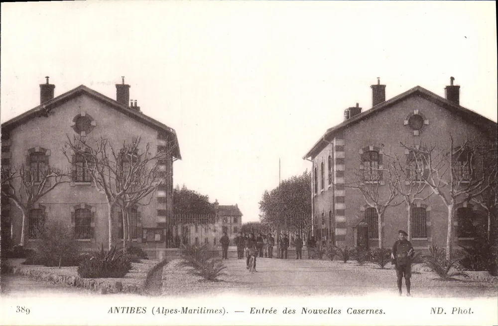 Antibes (Alpes-Maritimes) — Eingang der Neuen Kasernen — ND. Phot. - Vorderseite