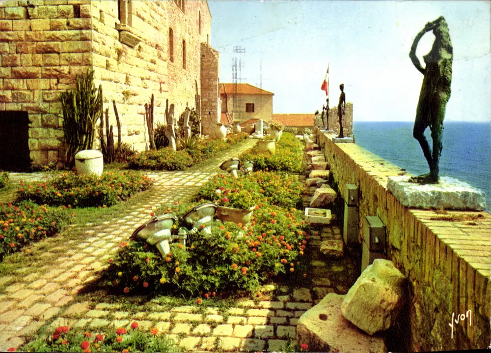 O Castelo "Musée Picasso" — Terraço e esculturas de Germaine Richier — Edições Jean-Jauret, 31-Arcueil - Frente