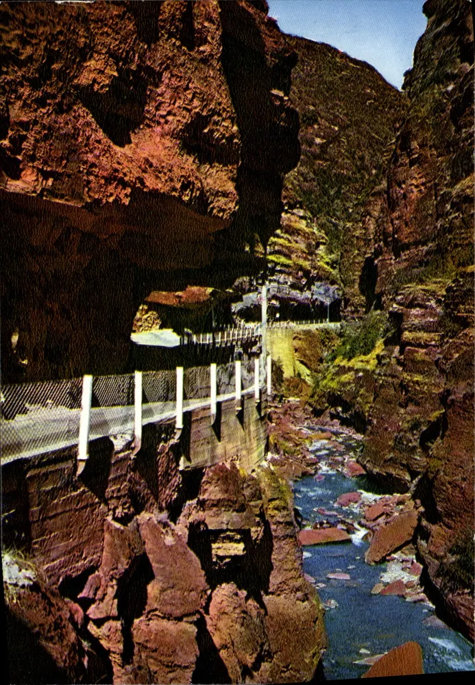 As Gorges do Cians — A Pequena Clue — Rellacolor - Frente