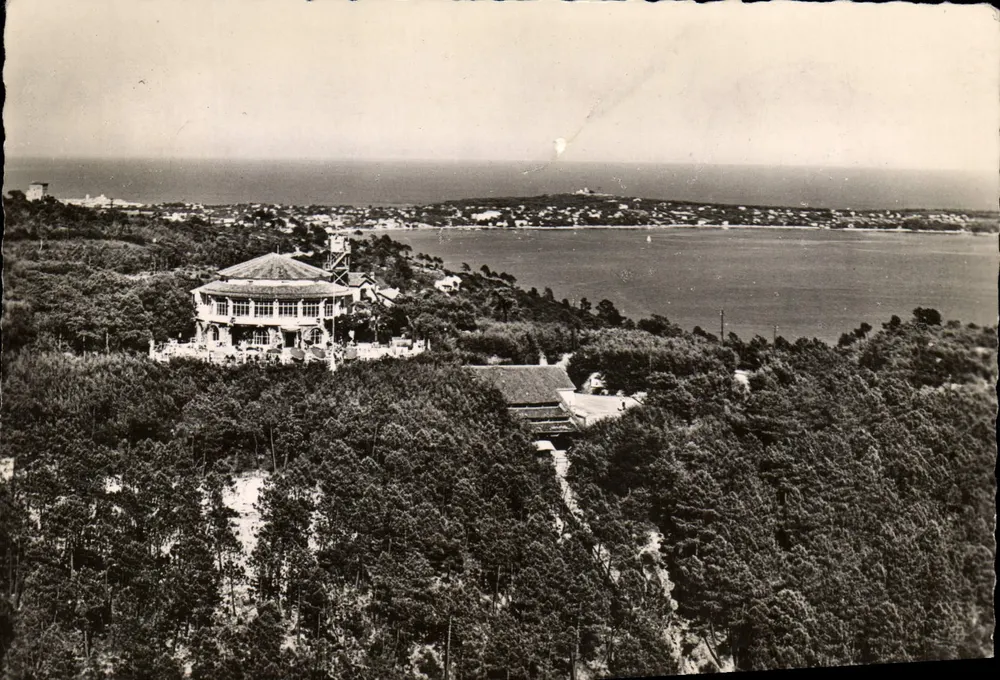 Vue aérienne de la villa d'Auberge à Cannes — éditeur : Studio Affolliot - Frente