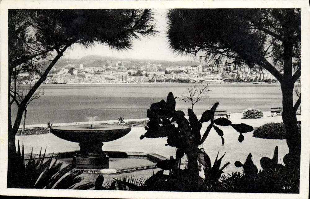 Ansicht von Cannes — Garten mit Brunnen und Meerblick — Verlag: Private Ansicht der neuen Romane, n° 418 - Vorderseite