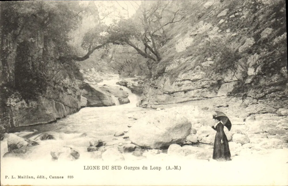 Gorges do Loup — vista do curso d'água com uma mulher com guarda-chuva — P. L. Maillan, editor, Cannes 325 - Frente