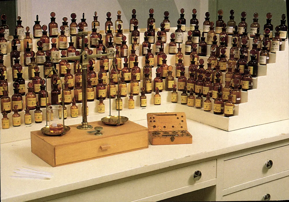 Órgão de perfumista — Frascos de vidro, século XX — Museu Internacional da Perfumaria, Grasse - Frente