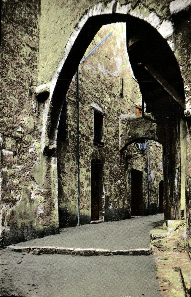 Grasse - Rue de l'Evêché — Porta datando do período medieval — Edições S.E.P.T. 35, Bd Gorbella, Nice - Frente