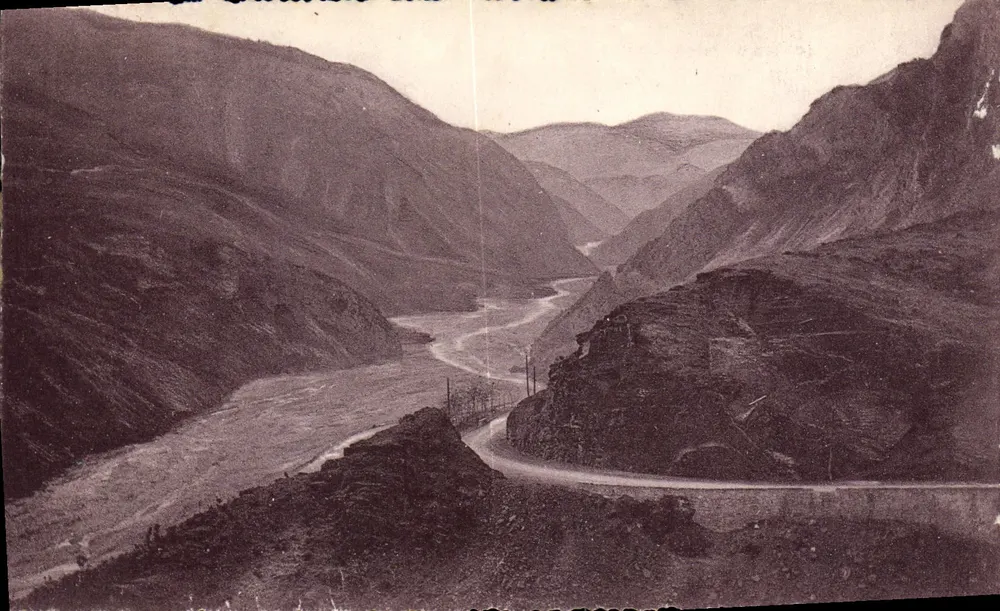 Route der Gorges de Daluis — In der oberen Talsohle des Var — Verlag der Agentur Nilland Vergeze, 12, boulevard des Italiens, Paris - Vorderseite