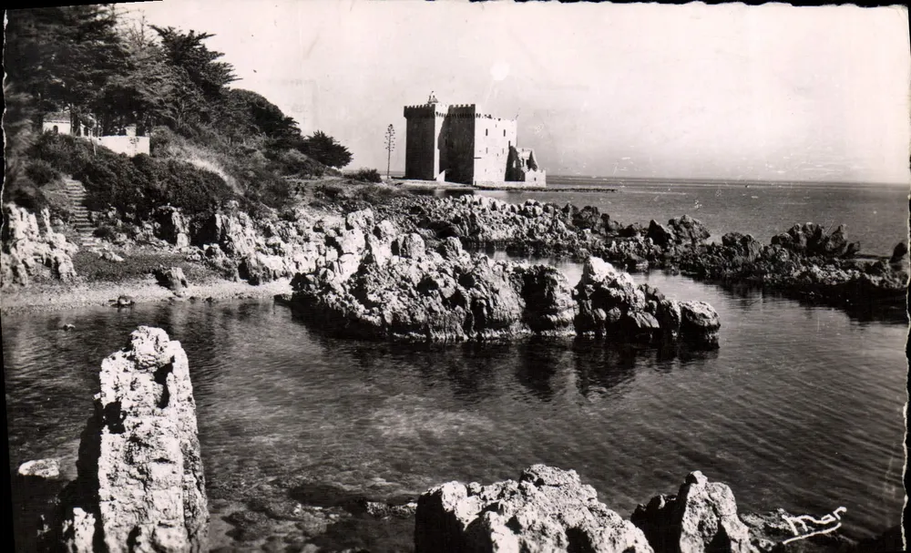 Abtei Notre-Dame de Lérins — Verfestigte Abtei des 11. Jahrhunderts aus westlicher Sicht — Cannes - Vorderseite