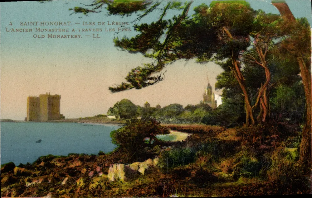 Saint-Honorat — Îles de Lérins. Das alte Kloster durch die Kiefern — LL - Vorderseite