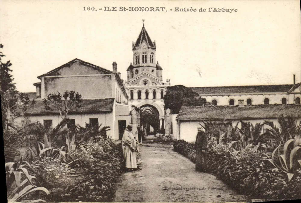 Ilha Saint-Honorat — Entrada da Abadia — Estabelecimento de Fotografia GILETT A, Nice - Frente