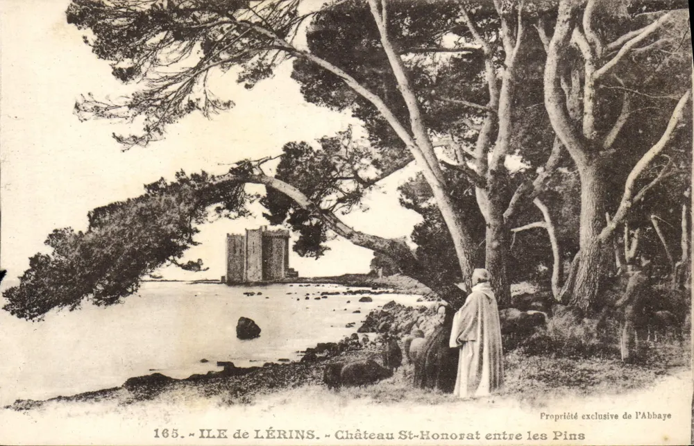 Île de Lérins — Schloss Saint-Honorat zwischen den Kiefern — Exklusive Eigentumsrechte der Abtei - Vorderseite