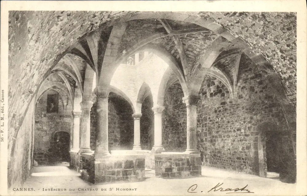 Cannes - Interior do Castelo de S' Honorat — P. L. M., editor, n° 56 - Frente