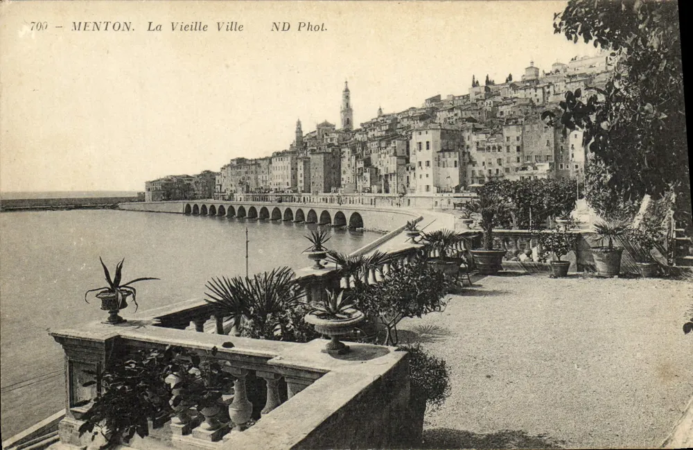 Menton. La Vieja Ciudad — vista panorámica desde un balcón — ND Phot. - Anverso