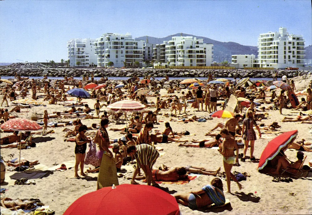 Praia movimentada em La Napoule — As Residências do Porto — Edições de Arte Montluel, Nice - Frente