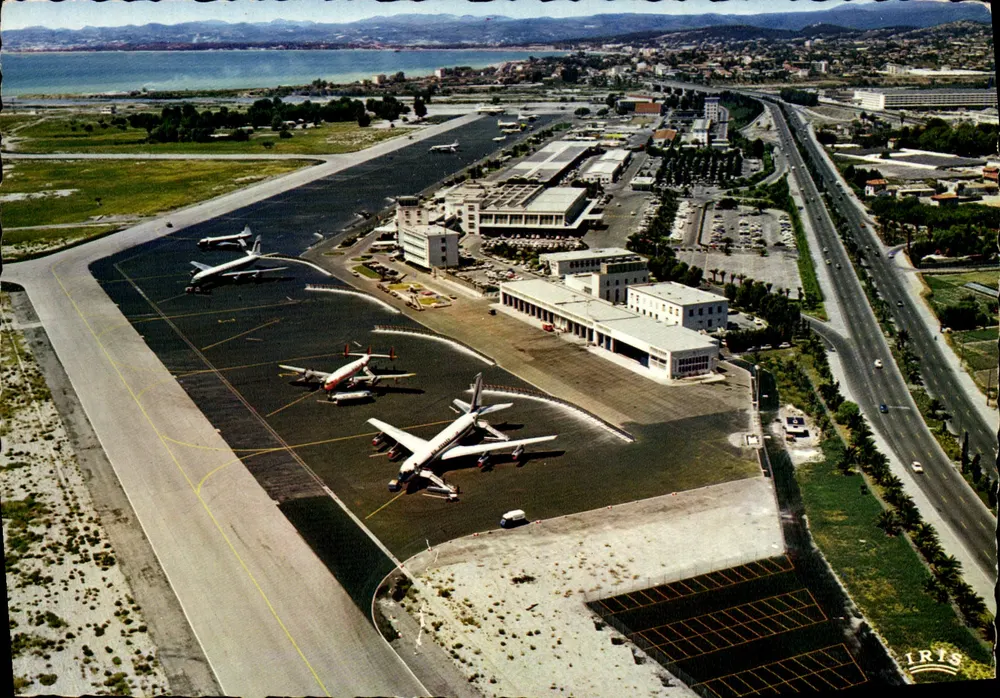 Aeroporto de Nice-Côte d'Azur — vista capturada em Cagnes e Antibes — editor IRIS - Frente