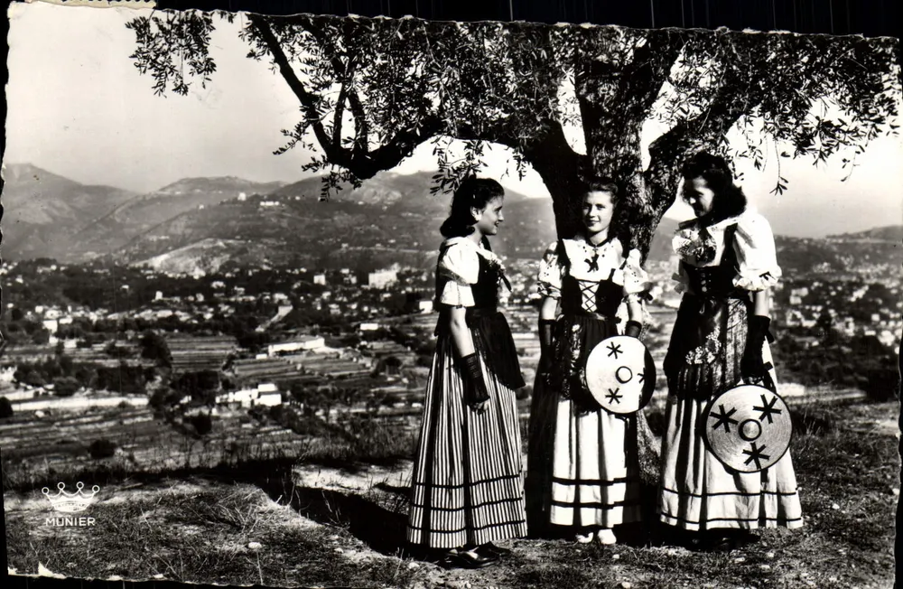 Ragazze in costume locale — Nizza — Edizione Art Munier, serie 390 - Recto