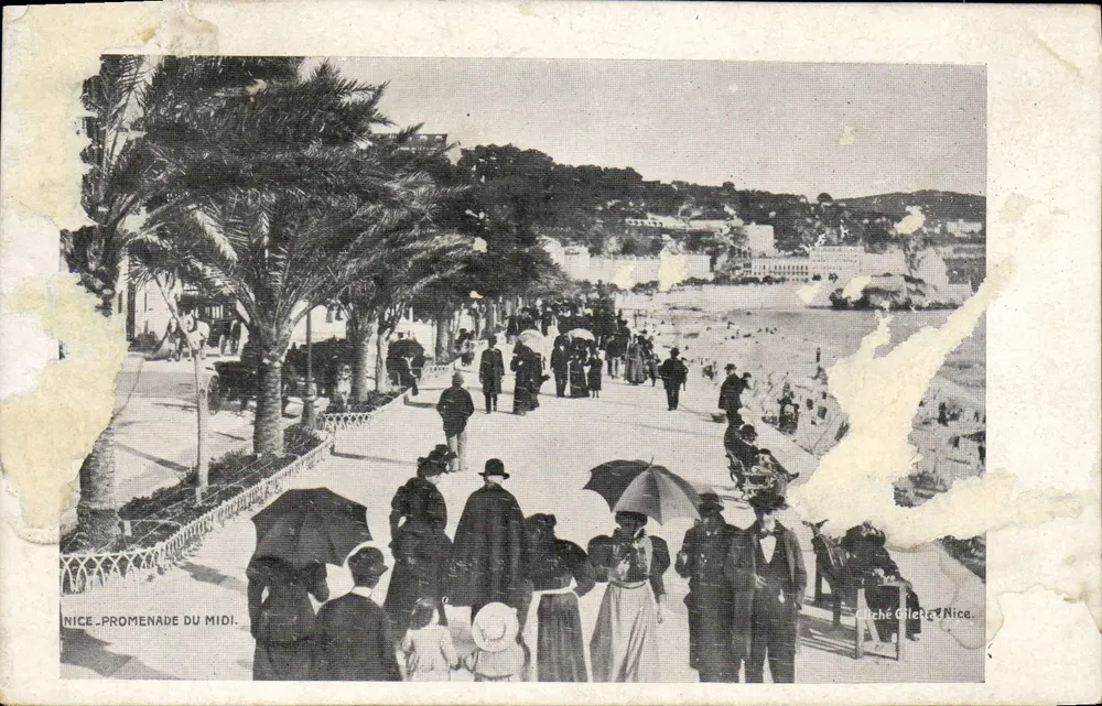 Nice - Promenade du Midi — vue de la promenade bordée de palmiers avec des promeneurs et une plage en arrière-plan, éditeur Goulez Gilette Nice - Frente