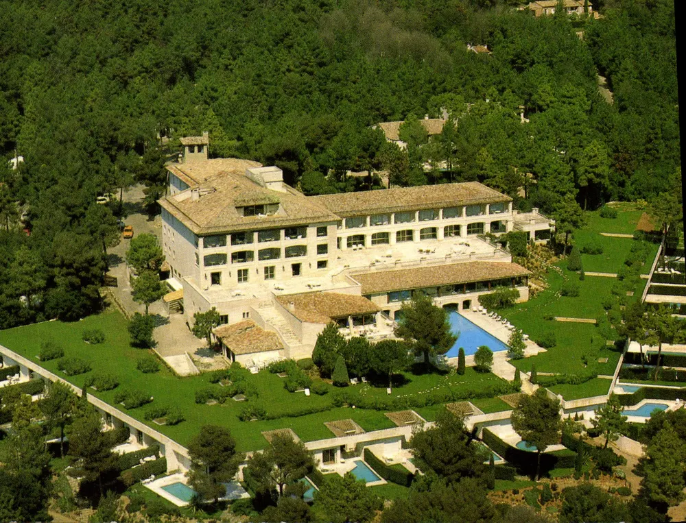 Le Mas d'Artigny — Hotel de luxo na floresta — Edições e Impressões Combier / Mâcon - Frente