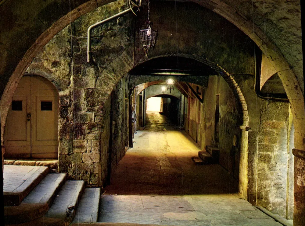 Die Bögen der dunklen Straße — Villefranche-sur-Mer — IRIS Editions - Vorderseite