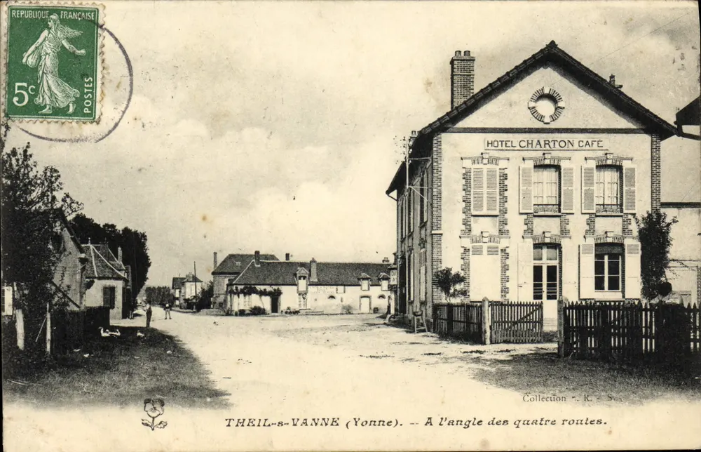 THEIL-S-VANNE (Yonne) — Am Kreuzungspunkt vierer Straßen — Hôtel Charton Café - Vorderseite