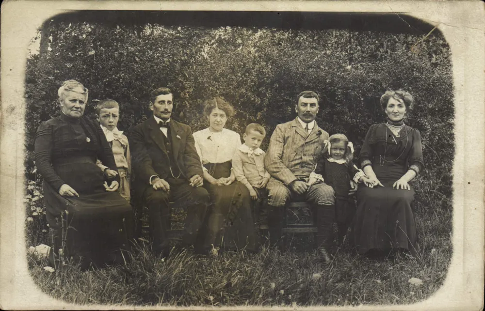 Família ao ar livre — foto de grupo — L. DUPONT, Amiens - Frente