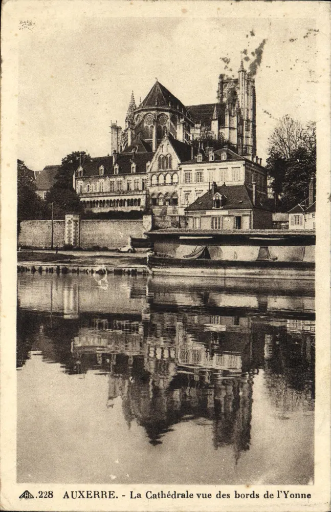 Auxerre - Blick auf die Kathedrale von den Ufern der Yonne — Verlag Antike Ansichtskarte.228 - Vorderseite