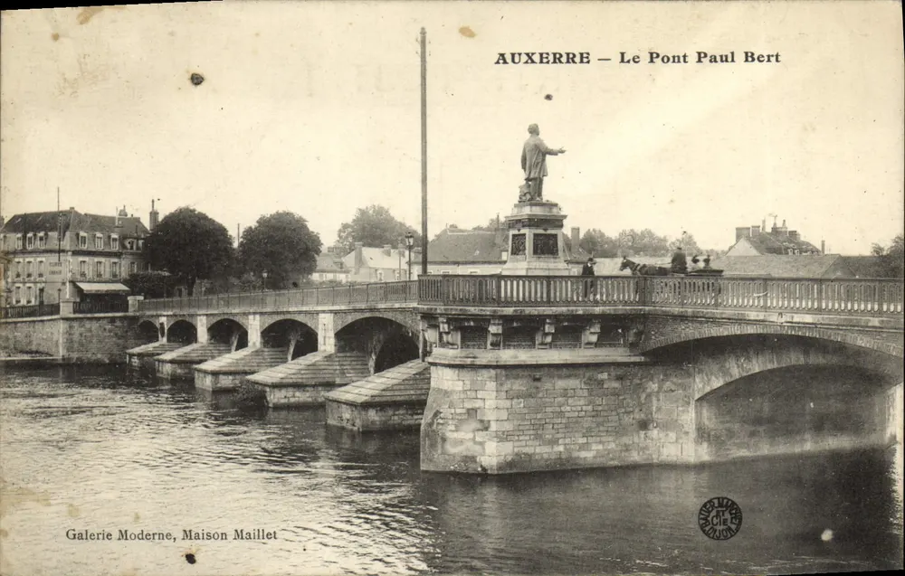 AUXERRE — O Ponte Paul Bert — Galeria Moderna, Maison Mailliet - Frente