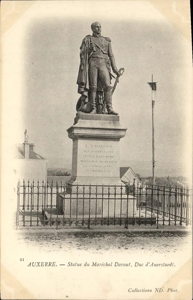 Auxerre — Estátua do Maréschal Davout, Duque de Auerstaedt — Collections ND. Phot. - Frente