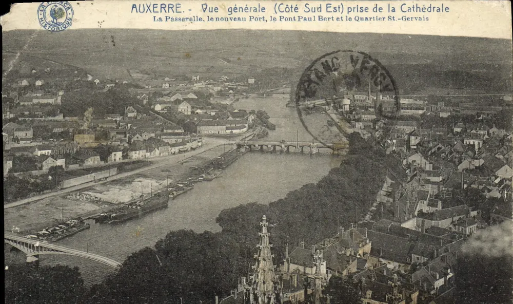 Auxerre — Vue générale (Côté Sud Est) prise de la Cathédrale, avec la Passerelle, le nouveau Port, le Pont Paul Bert et le Quartier St.-Gervais — Éditeur : Éditions Historique - Recto
