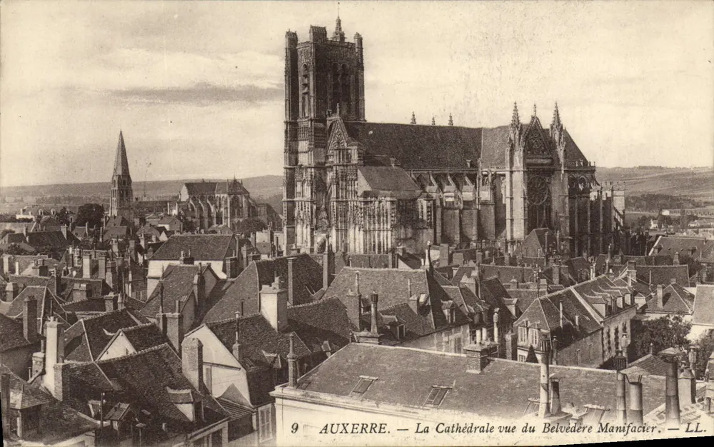 Auxerre — Die Kathedrale vom Manificier-Belvedere aus gesehen — LL. - Vorderseite