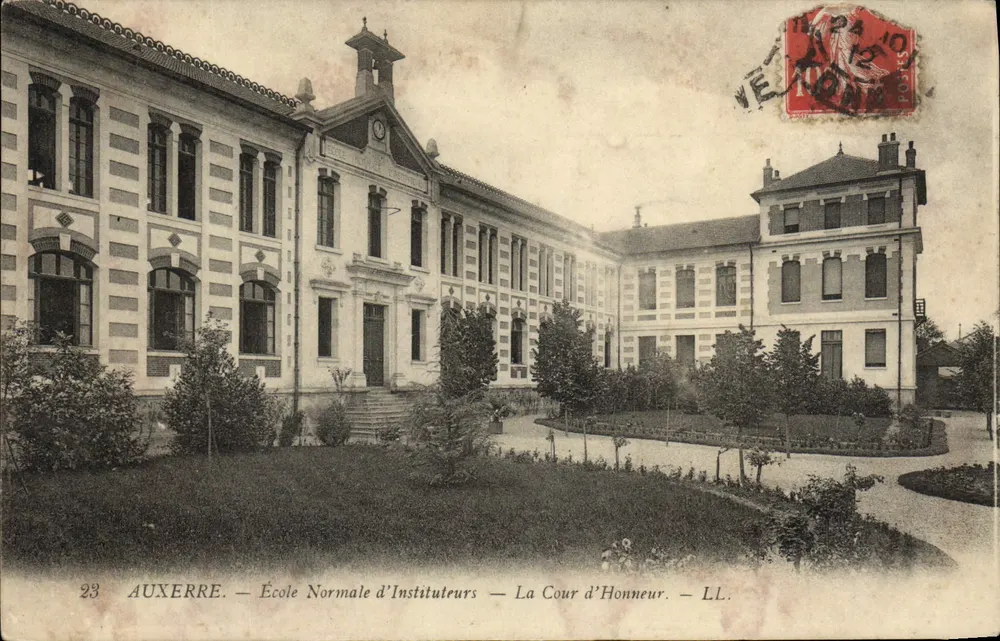 Auxerre — École Normale d'Instituteurs — La Cour d'Honneur — LL. - Recto