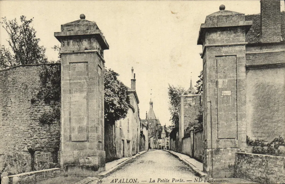 Avallon — A Pequena Porta — ND Phot. - Frente