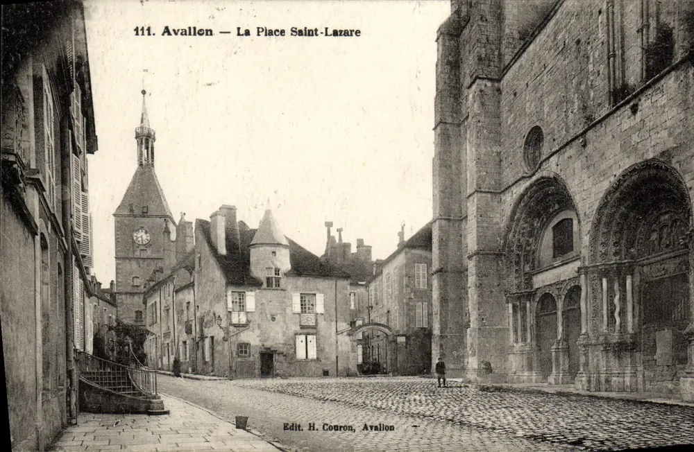 Avallon — A Praça Saint-Lazare — Edit. H. Couron, Avallon - Frente