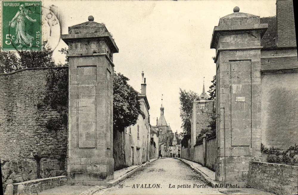 Avallon — A pequena Porta — ND Phot. - Frente
