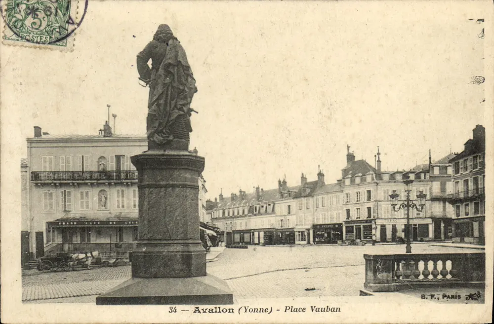 Avallon (Yonne) — Place Vauban avec statue — B.F. PARIS n°34 - Frente