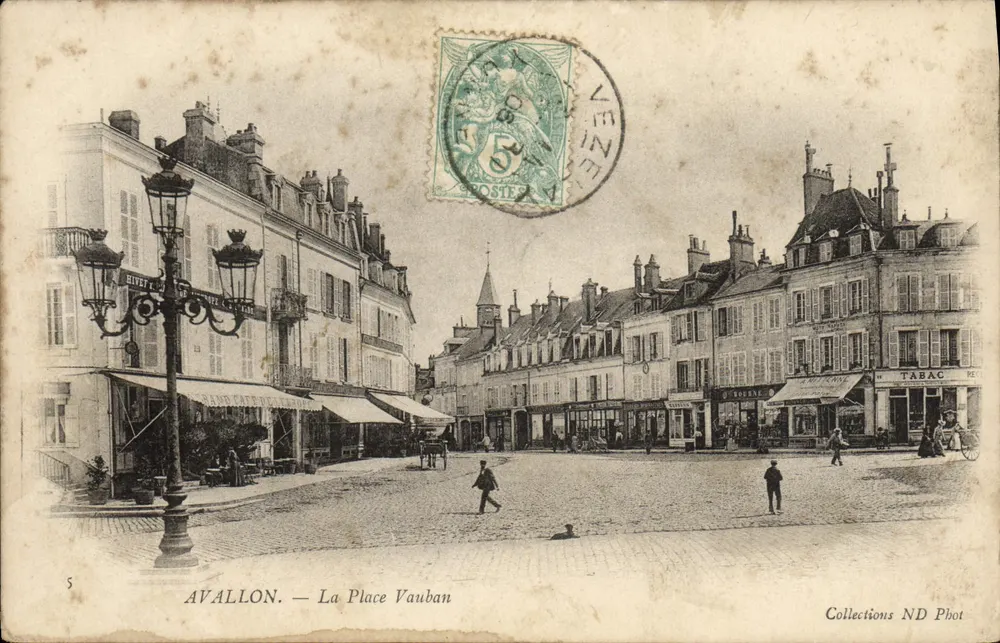 Avallon — A Place Vauban — Collections ND Phot - Frente