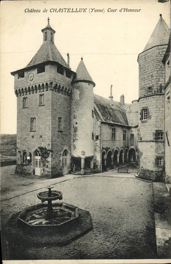Château de CHASTELLUX (Yonne) — Cour d'Honneur avec fontaine octogonale — éditeur non visible - Voorkant