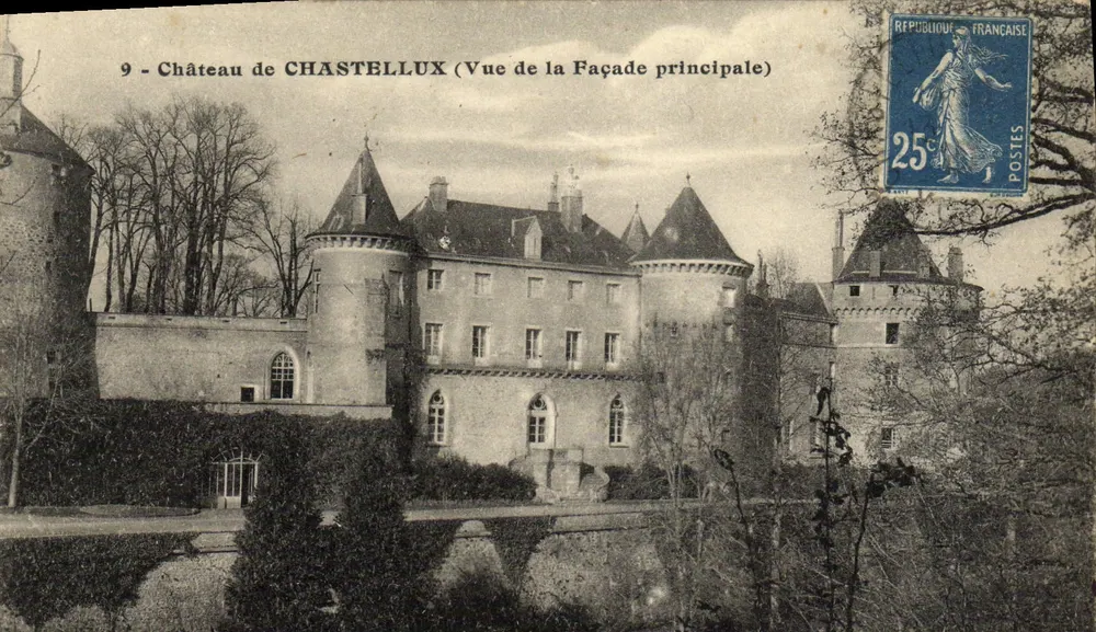 Schloss Chastellux — Blick auf die Hauptfassade — Postes - Vorderseite