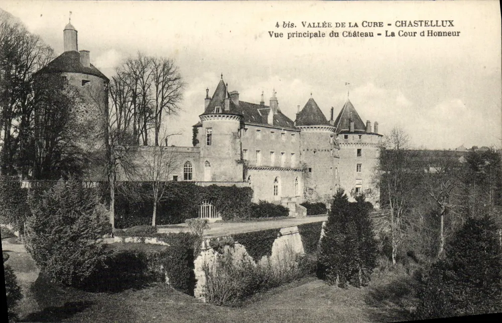 Schloss La Cour d'Honneur — Vallée de La Cure — Chastellux - Vorderseite