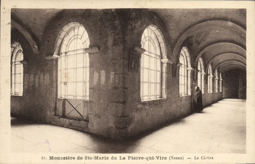Kloster Ste-Marie de La Pierre-qui-Vire (Yonne) — Der Cloister - Vorderseite