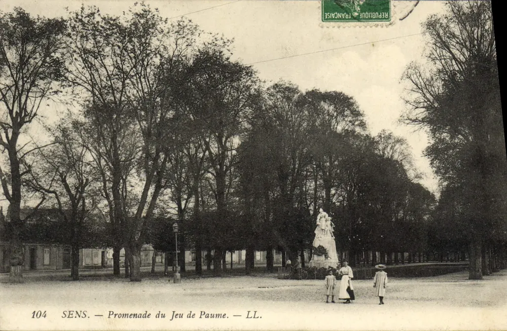 SENS — Promenade do Jogo de Paume — LL. n°104 - Frente