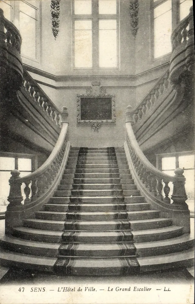 Sens — Das Rathaus — Der Große Treppenaufgang — LL - Vorderseite