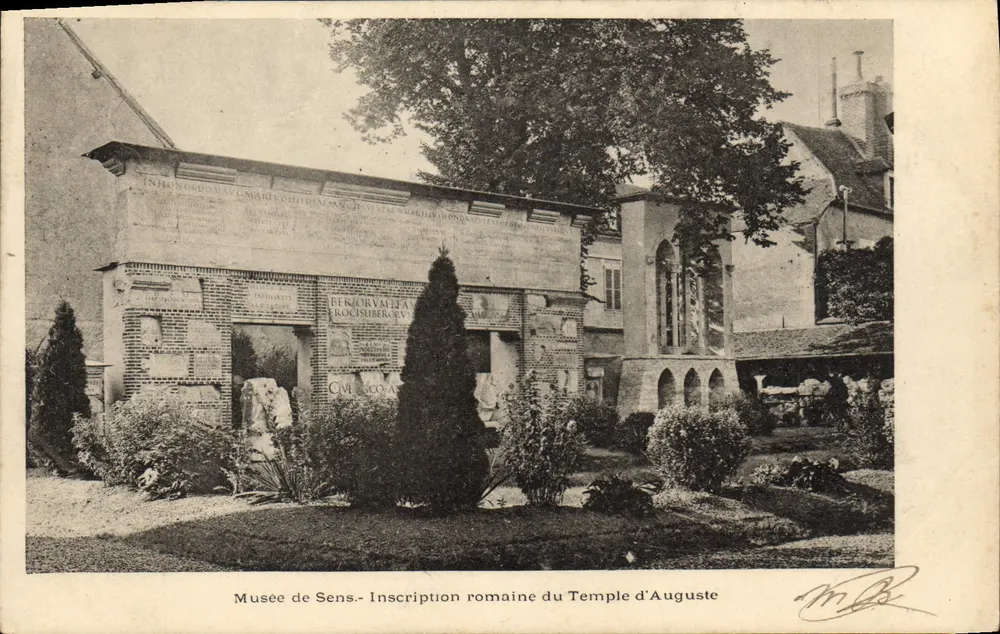 Museum von Sens — Römische Inschrift vom Tempel des Augustus — M.B. - Vorderseite