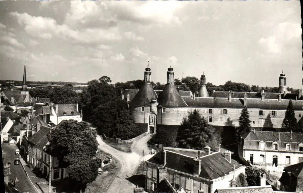 SÉARGEAU (Yonne) — Eingang zum Schloss und Kirche — Edition Dérémus - Originalfoto - Vorderseite