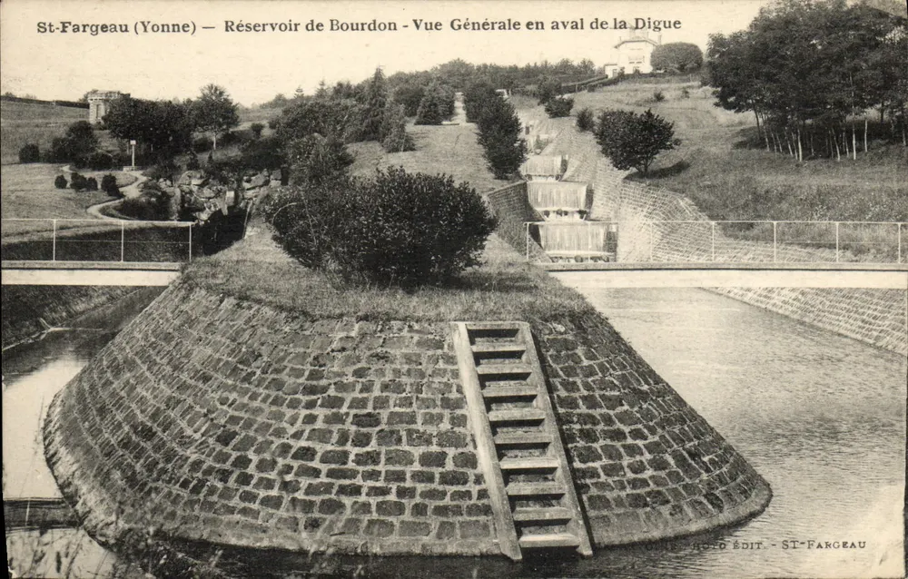 St-Fargeau (Yonne) — Reservoir von Bourdon - Allgemeiner Blick stromabwärts des Dams - Vorderseite