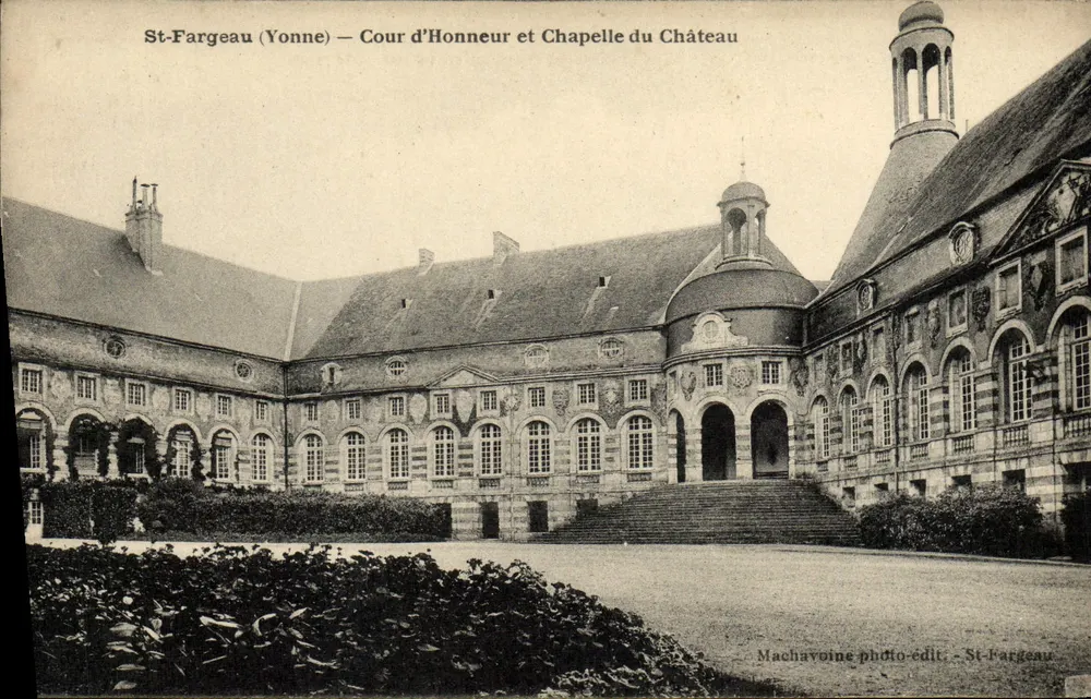 St-Fargeau (Yonne) — Cour d'Honneur und Kapelle des Schlosses — Machavoine photo-edit. St-Fargeau - Vorderseite