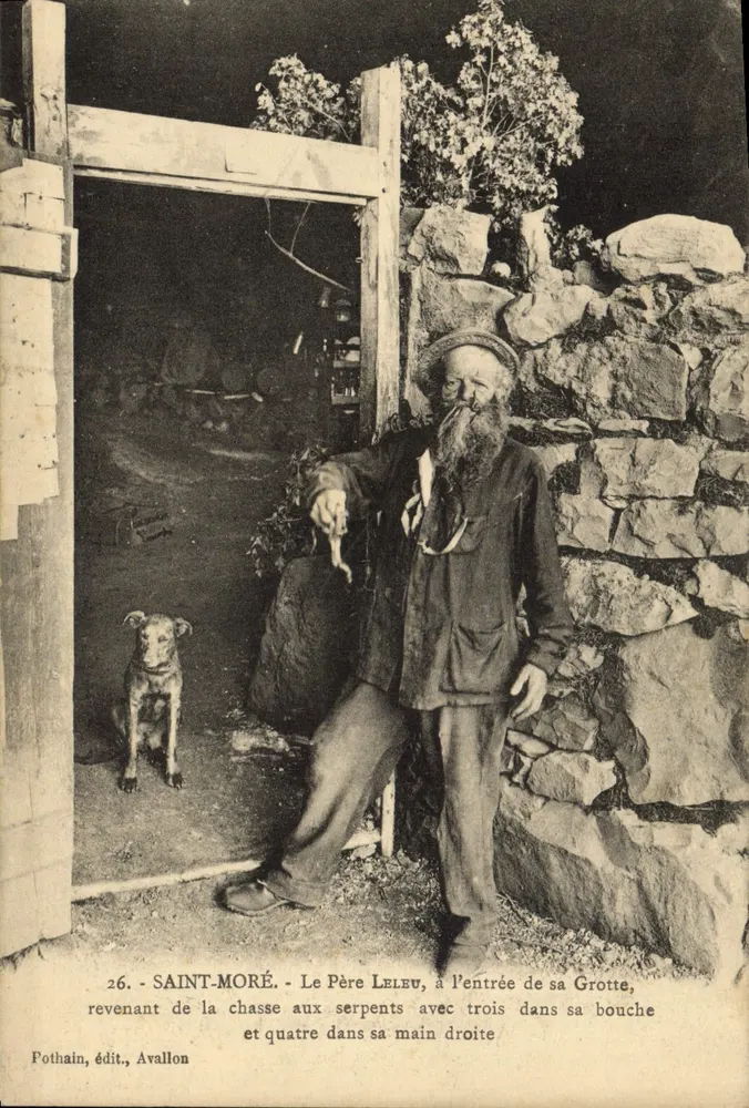 Saint-Moré — El Padre Leleu a la entrada de su cueva, regresando de la caza de serpientes con tres en la boca y cuatro en la mano derecha — Pothain, edit., Avallon - Anverso