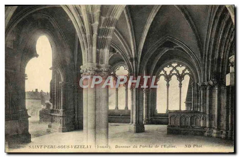 Saint-Père-sous-Vézelay — Unter dem Portal der Kirche — ND Foto. - Vorderseite