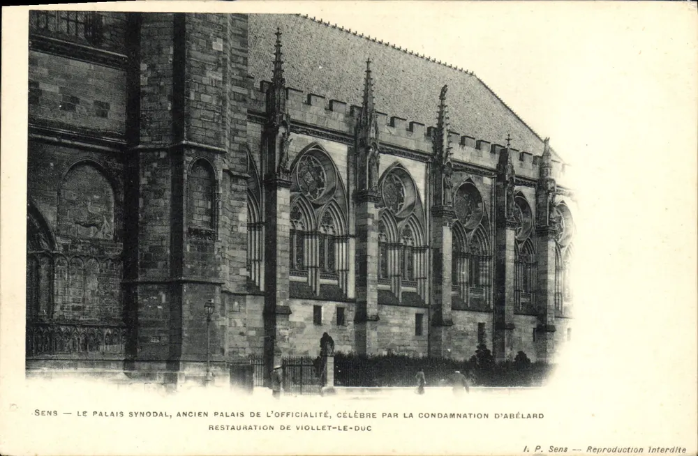 Sens — Das Synodale Palais, ehemaliges Palais der Offizialität, berühmt für die Verurteilung von Abelard — Restaurierung durch Viollet-le-Duc - Vorderseite